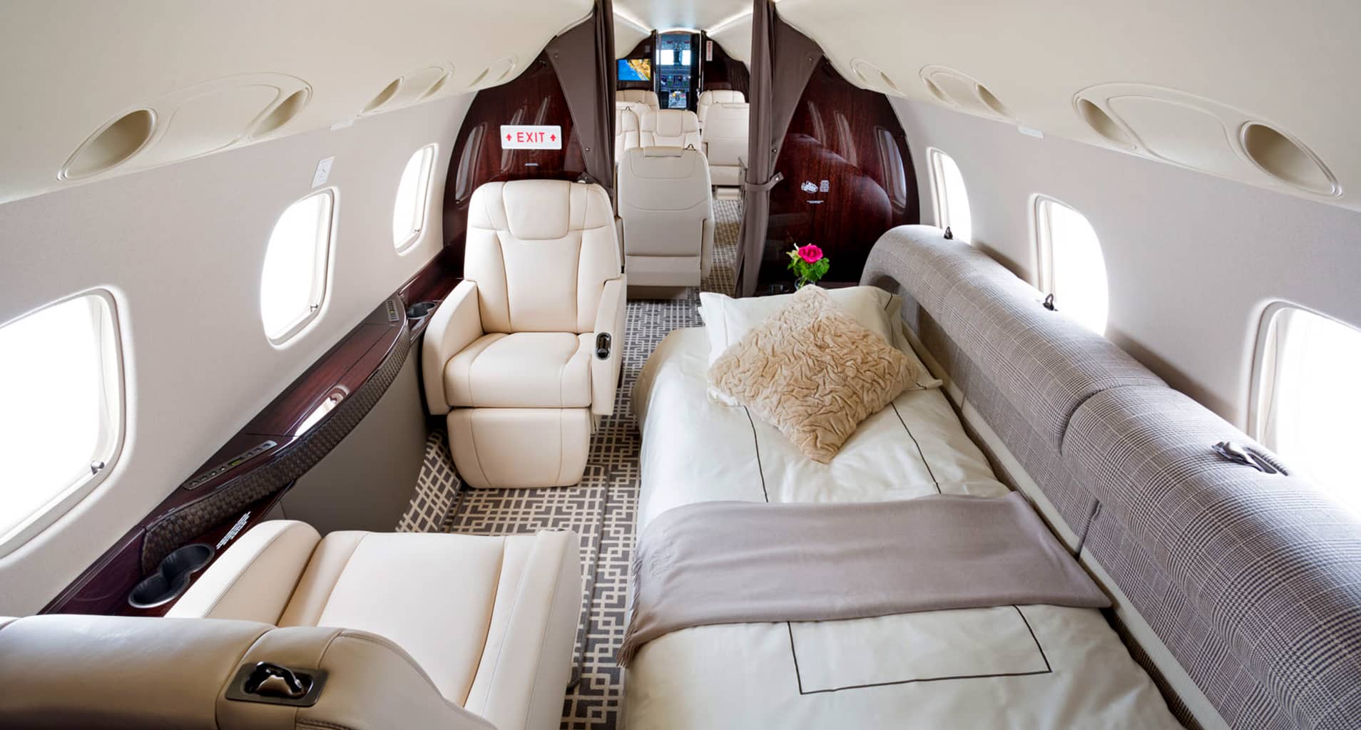 Image of Large Jets Legacy 600 2